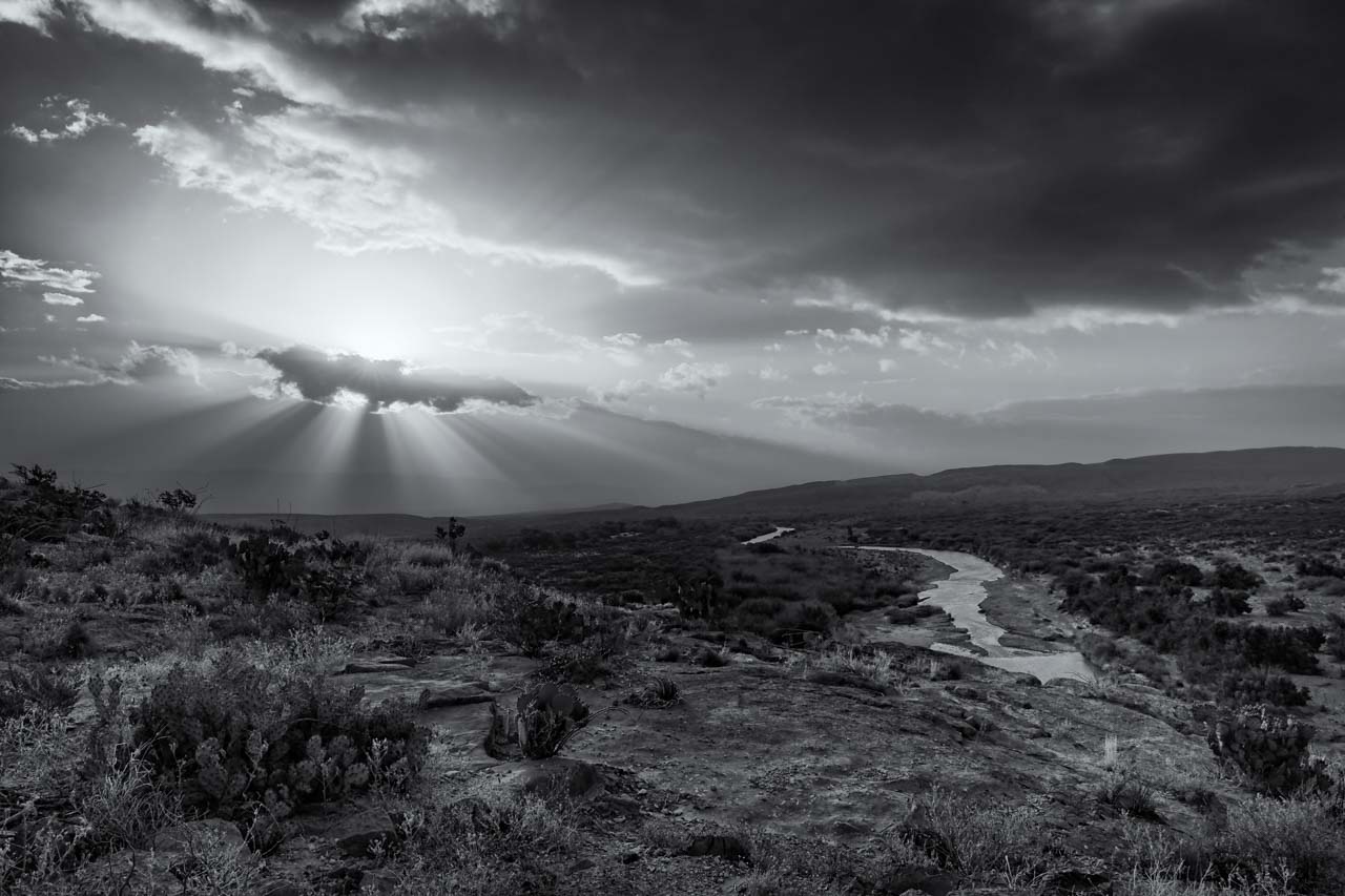 Les paysages sont des scènes parfaites pour suggérer des émotions et un questionnement. Paysage dans le sud du Texas le long du Rio Grande.
