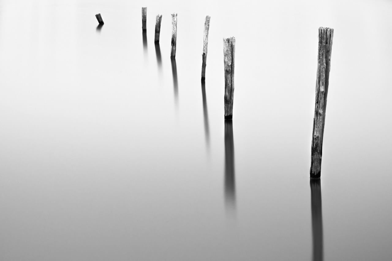 Exemple d'une photo isolante : piquets plantés dans un étang