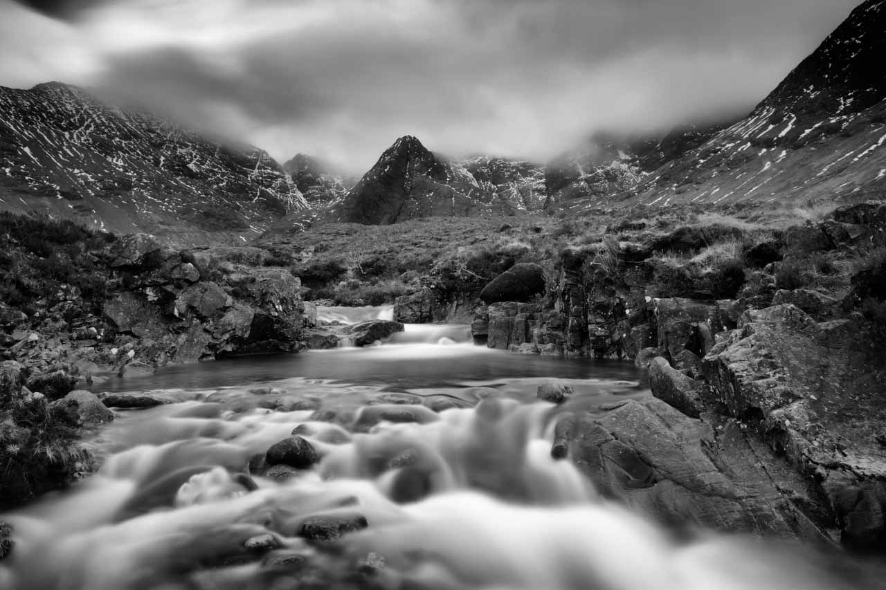 Paysage en noir et blanc de Fairy Pools l'un des spots de l'île de Skye pour les photographes.. Photographie par Amar Guillen, artiste photographe
