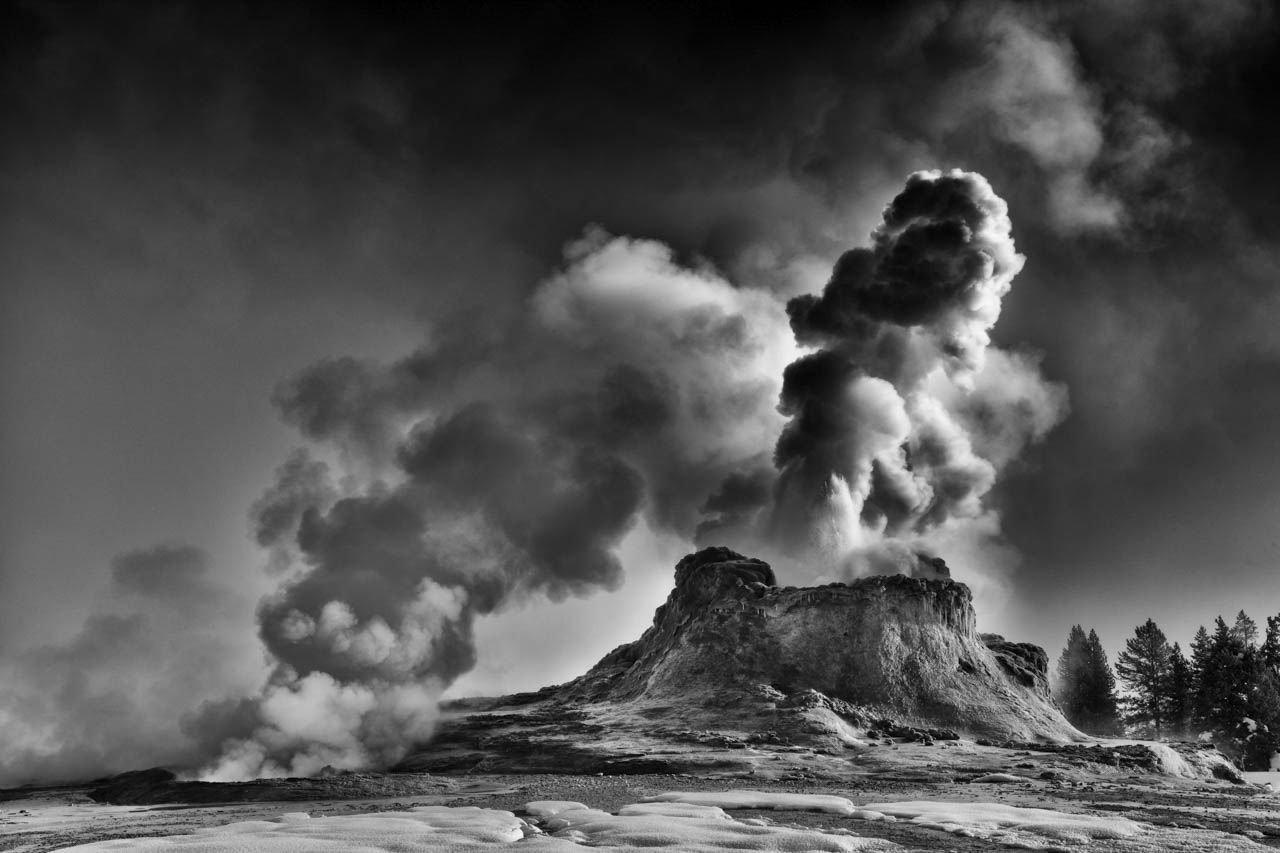Paysage en noir et blanc du Yellowstone. Fumerolles.