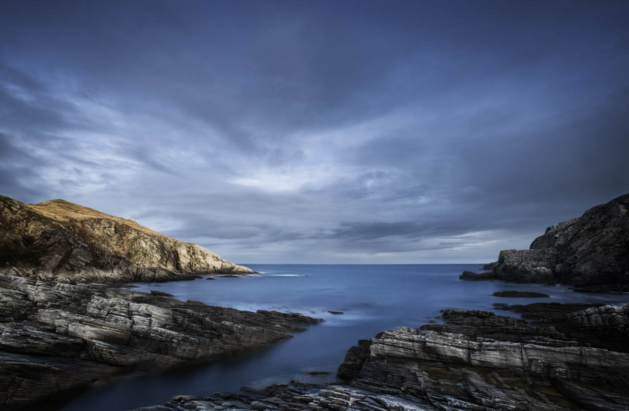 Paysage côtier de du nord du Sutherland en Ecosse en couleur.