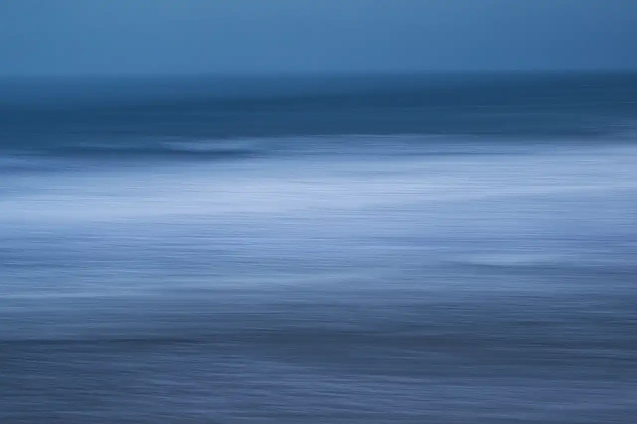 Atlantic ocean photographed in a blurry way with ICM technique from the coast of South Finistere. Fine art Photograph in black and white by Amar Guillen, photographer artist.