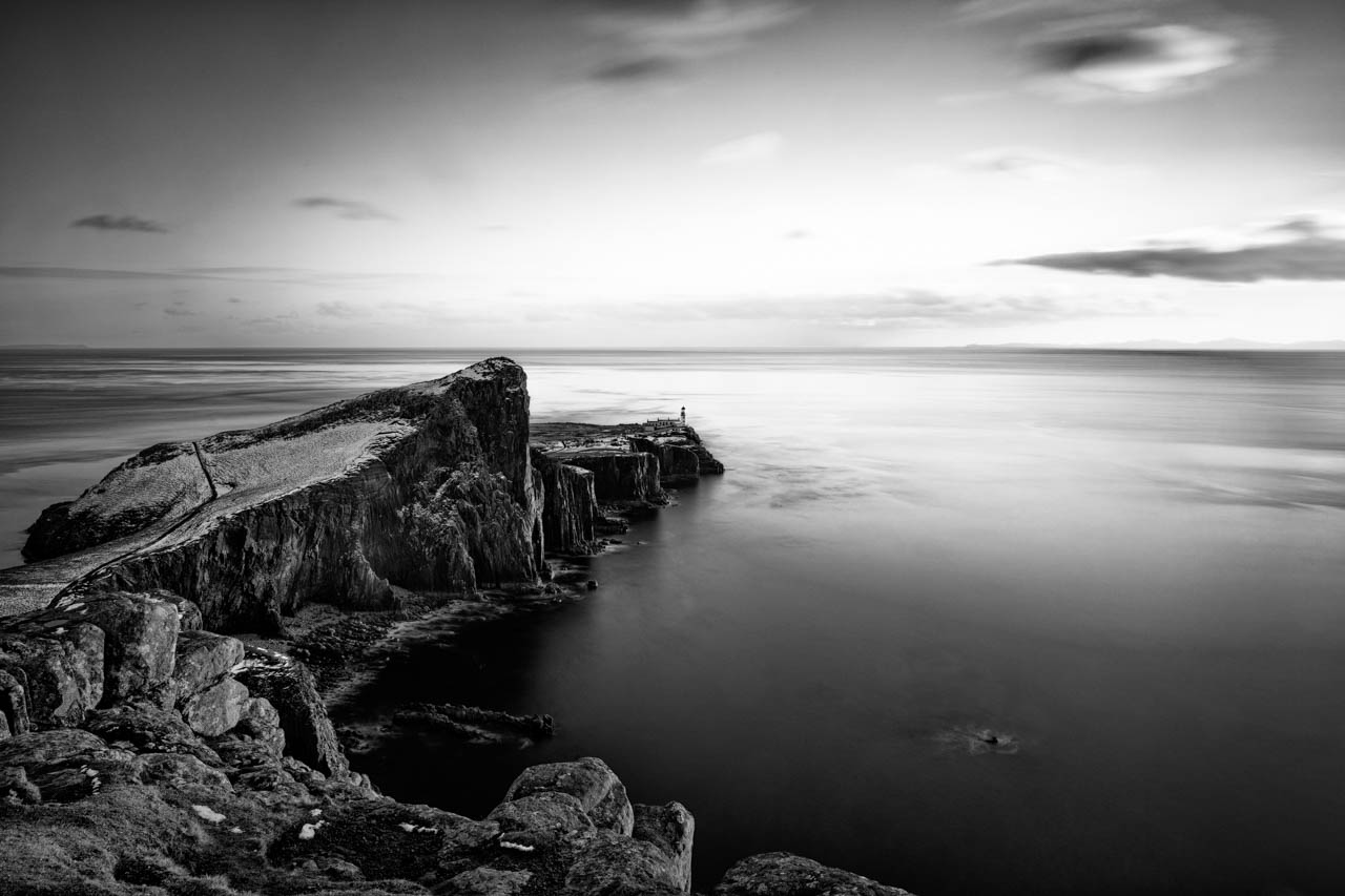 Le phare de l'île de Skye en Ecosse : neist point. Photographie d'art en noir et blanc par Amar Guillen, artiste photographe.
