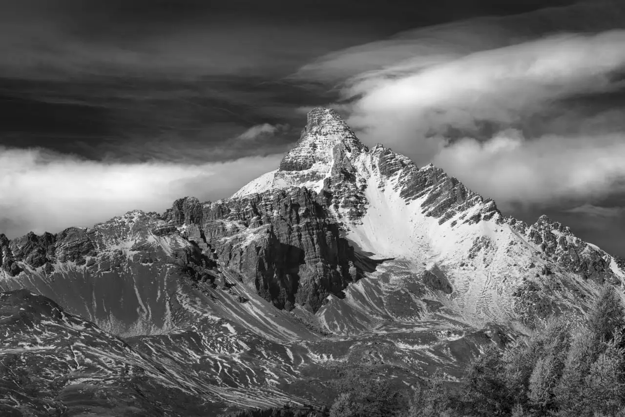 Paysage du Queyras dans les Hautes-Alpes en France. Pic de Rochebrune. Photographie d'art en noir et blanc par Amar Guillen, artiste photographe.