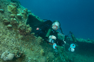 Serge sortant d'une exploration de l'épave du Hamada