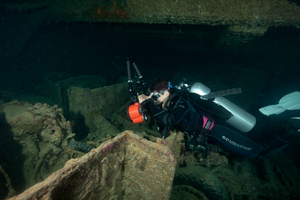 Agnès en train de photographier les motos dans les entrailles du Thistlegorm.