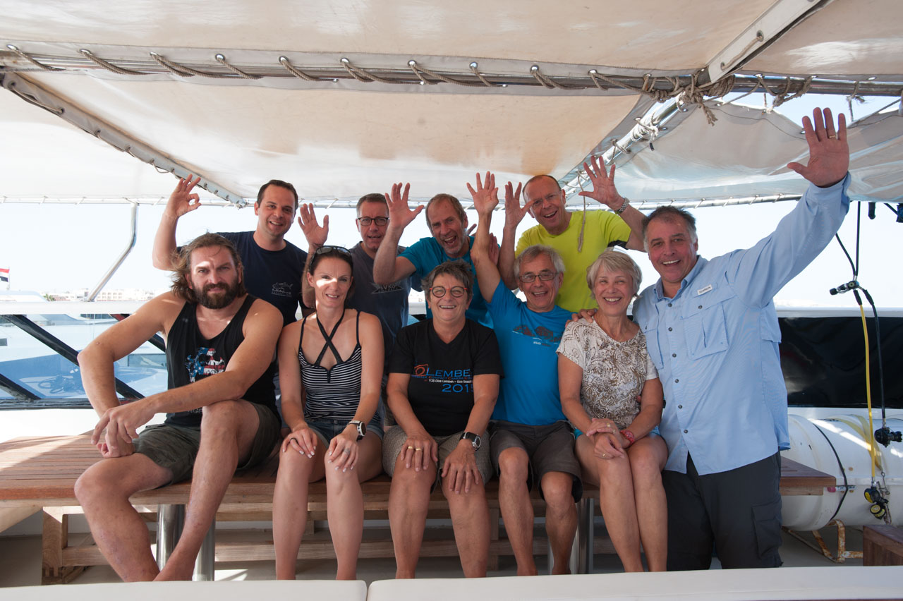 Les participants au stage de photo sous-marine en Mer Rouge durant une croisière latitude 27 en octobre 2018. Au premier plan : Joris, Vanessa, Laure, Daniel, Marie-Josée et Amar. A l'arrière-plan: Nicolas, Philippe, Serge et Eric.
