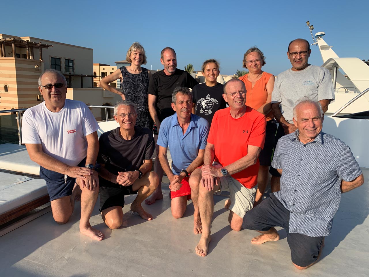 Les participants au stage de photo sous-marine en Mer Rouge durant une croisière latitude 27 en octobre 2018. Au premier plan : Eric B., Patrick, Didier, Eric G. et Henri. A l'arrière-plan: Francine, Serge, Manon, Sulvie et Adnane.