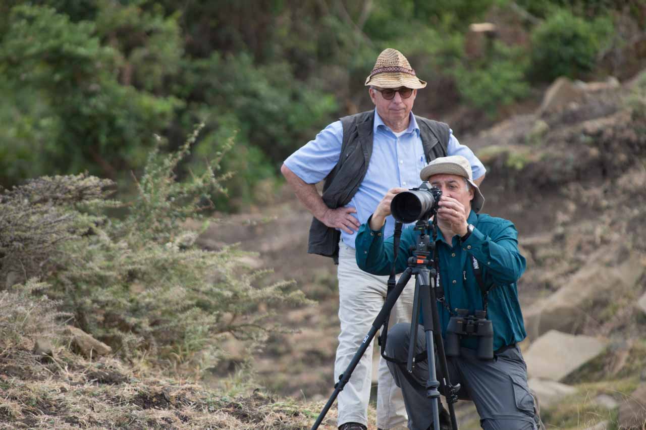 Amar expliquant une technique de prise de vue pendant un stage de photo animalière sur les plateaux Ethiopiens.
