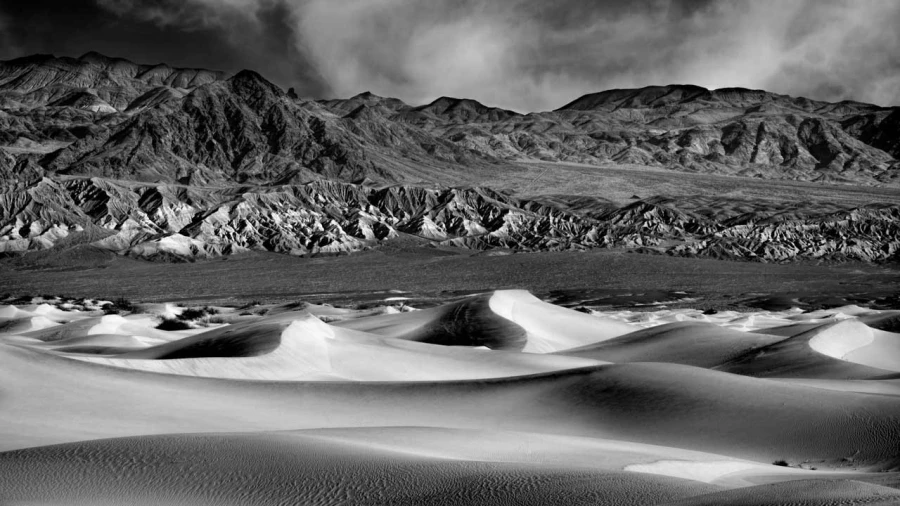 Landscape photograph in black and white. Amar Guillen, Photograp Landscape photograph in black and white. Amar Guillen, Photograp