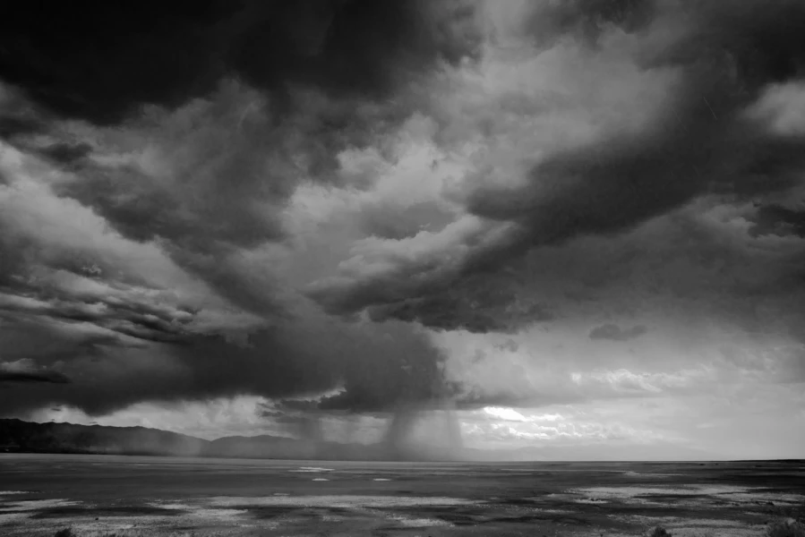 Landscape photograph in black and white. Amar Guillen, Photograp Landscape photograph in black and white. Amar Guillen, Photograp