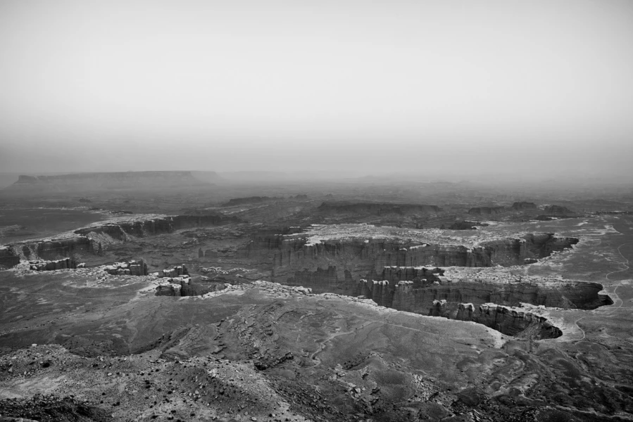 Paysage en noir et blanc de Island in the Sky dans les Canyonlan Paysage en noir et blanc de Island in the Sky dans les Canyonlan