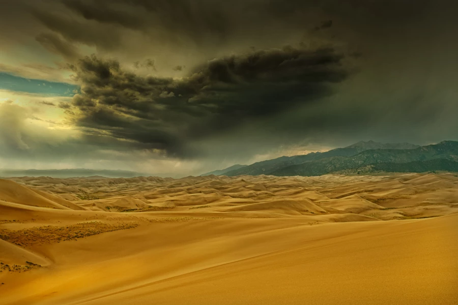 Tempête sur le parc national de Great Sand Dunes au Colorado au Tempête sur le parc national de Great Sand Dunes au Colorado au