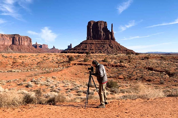 Artiste photographe de paysages professionnel Amar Guillen, photographe professionnel de paysages pendant un projet à Monument Valley en Arizona.