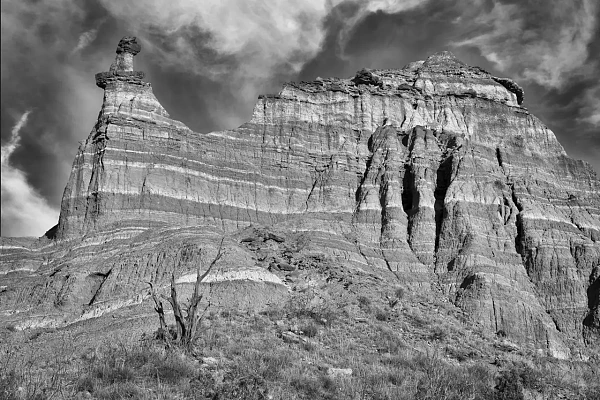 Photos d'art de paysages en noir et blanc : "Murmures de l'éternité des paysages du canyon de Palo Duro au Texas" Paysage en noir et blanc du canyon de Palo Duro dans le nord du Texas. La photo montre Capitol Peak.