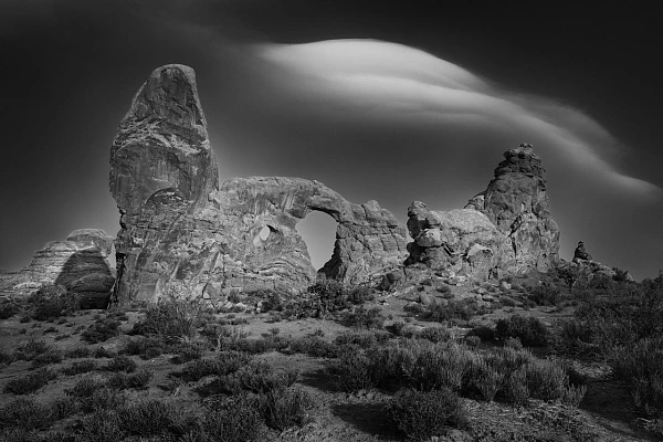 7 Tips to Improve the Printing Process of Your Digital Photos Turret Arch in Arches National Park in Utah in the United States. The magic of black and white conveys an ethereal atmosphere. Photo in black and white by Amar Guillen.