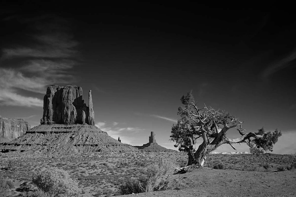 Why and How: Photographing Monument Valley in Black and White Landscape in black and white of Monument Valley in Arizona. Photograph by Amar Guillen, photographer artist.