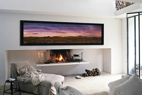 Choisir le cadeau parfait : un tirage d’art personnalisé et unique Un tirage d'art en couleur au format panoramique de Valley of Fire dans le Nevada exposé dans un salon.