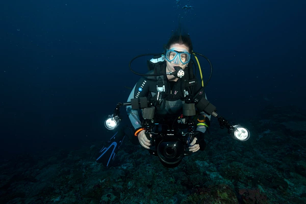 Voyages et stages de photo sous-marine Emilie, une stagiaire photographe pendant un stage de photo sous-marine aux Maldives.