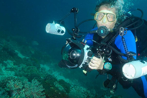 Artiste photographe sous-marin professionnel Amar Guillen, photographe sous-marin professionnel, pendant une plongée.