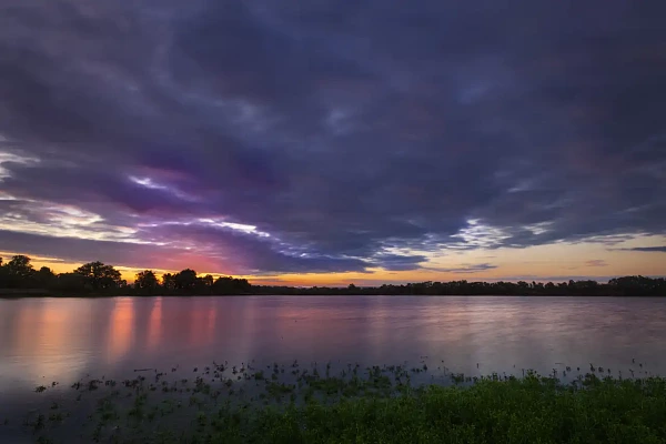 Photos d'art de paysages en couleur : "Dans l'intimité de la Dombes" Lever de soleil sur un étang de la Dombes dans l'Ain en France.