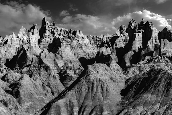 Échos du Temps - Paysages en Noir et Blanc des Badlands du Dakota du Sud Paysage des Badlands dans le Dakota du Sud. Photographie d'art en noir et blanc par Amar Guillen, artiste photographe.