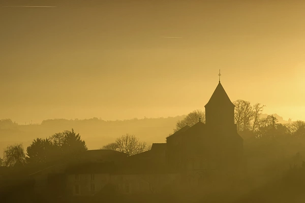 Learn How to Recognize the Field for Creating Interesting Photos A photo that required  days of preparation and recognition: a village in Haute-Saintonge in the fog in winter.