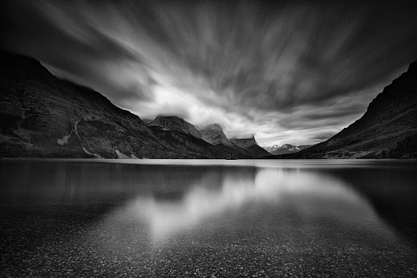 The 6 Genres of Photography Une photo d'un paysage en noir et blanc dans le parc national des Glaciers dans le Montana aux Etats-Unis.