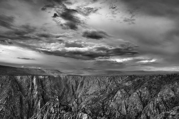 Photos d’art de paysages en noir et blanc : « Black Canyon of the Gunnison » Paysage de Black and Canyon of the Gunnison dans le Colorado en noir et blanc. Photographie par Amar Guillen, artiste photographe.