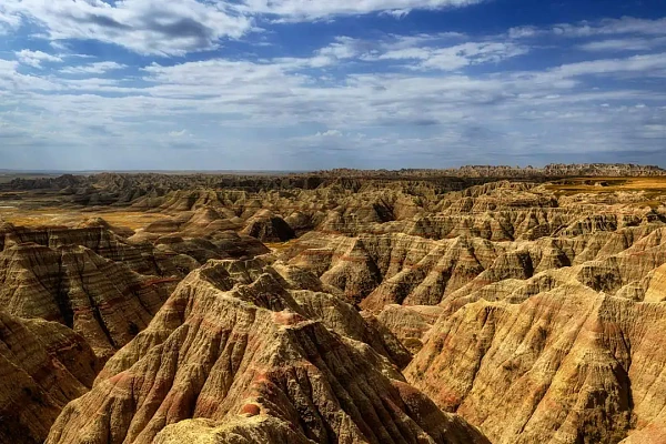 Hymnes silencieux de la Terre - Paysages des Badlands du Dakota du Sud Paysage des Badlands dans le Dakota du sud aux Etats-Unis. Photographie d'art en couleur par Amar Guillen, artiste photographe.